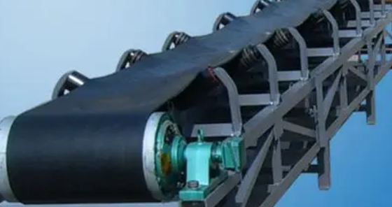 槽型帶式輸送機有什么優(yōu)點？